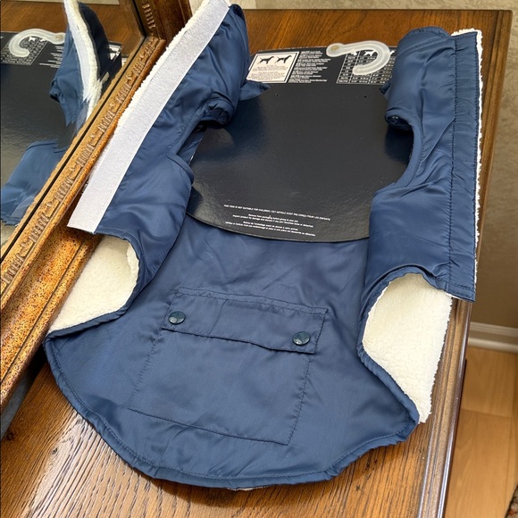 Nautica reversible dog jacket in navy and cream colors. Size M. Velcro closure. - Picture 7 of 12